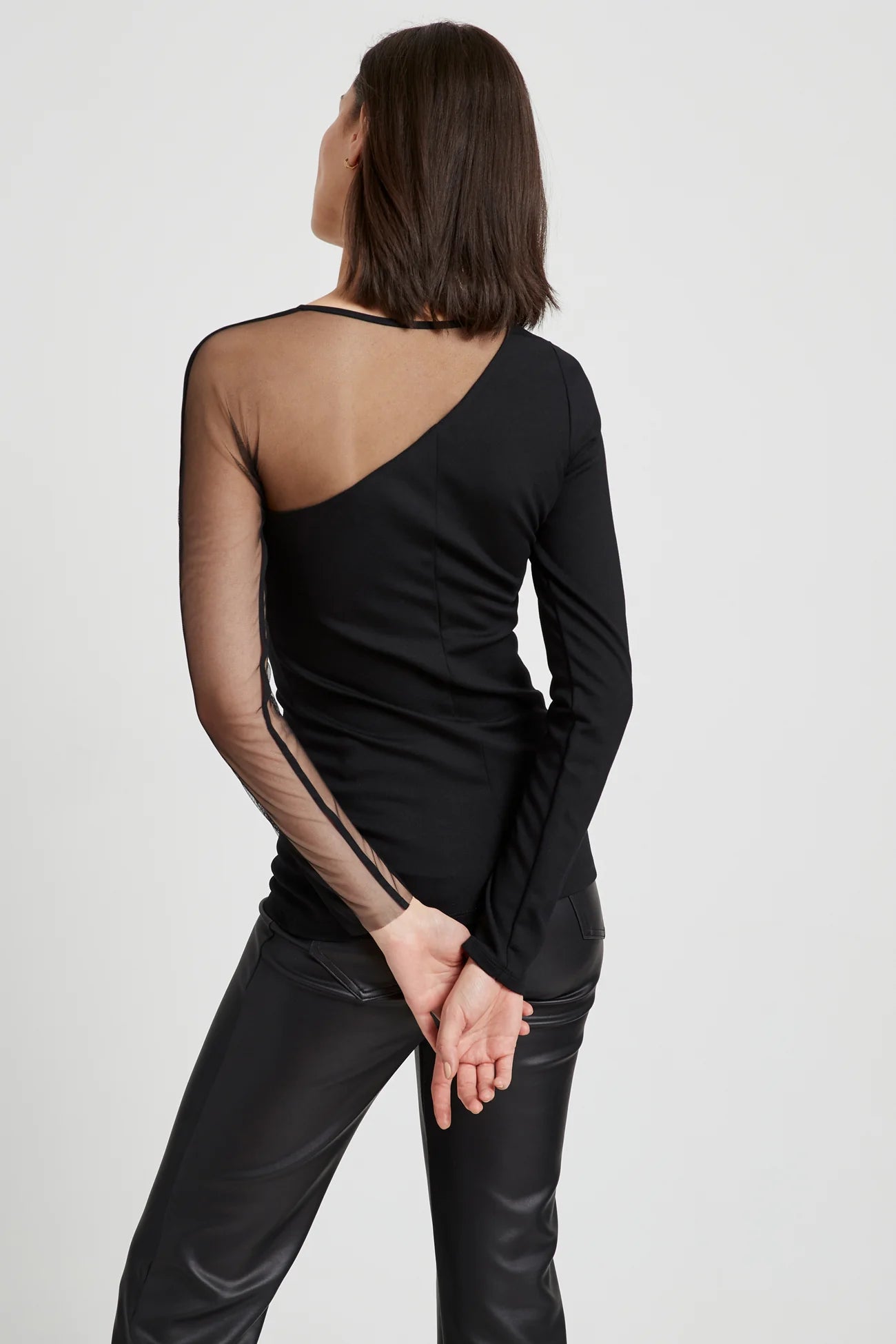 Asymmetrical mesh cut detail top